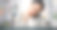劳累过度的年轻亚洲女商人坐在办公桌上用笔记本电脑按摩僵硬的脖子，以缓解办公室肌肉的疼痛。图片下载