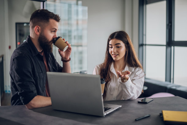 两个业务同事在开放式办公室开会图片下载