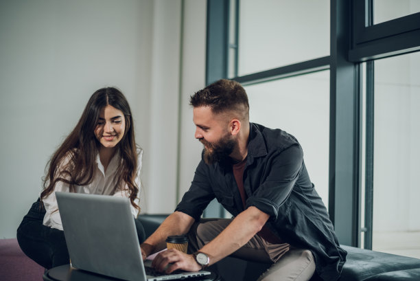 两个业务同事在开放式办公室开会图片下载