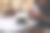 特写图像的年轻女子拿着和使用手机与咖啡杯在咖啡馆的桌子上图片下载