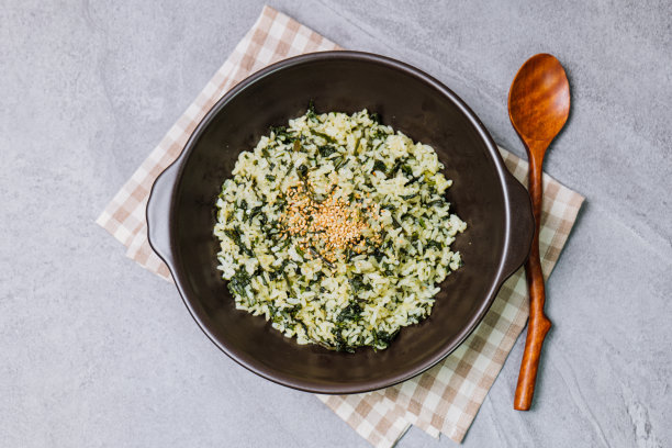 Gondeurenamulbap，韩国风格的蓟饭:用干燥的蓟(一种芳香的野生山野植物)在水中浸泡并挤压而成，这道菜配上用少许紫苏油煮熟的米饭，再浇上调味的蓟图片下载