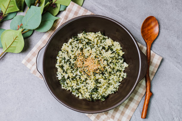 Gondeurenamulbap，韩国风格的蓟饭:用干燥的蓟(一种芳香的野生山野植物)在水中浸泡并挤压而成，这道菜配上用少许紫苏油煮熟的米饭，再浇上调味的蓟图片下载