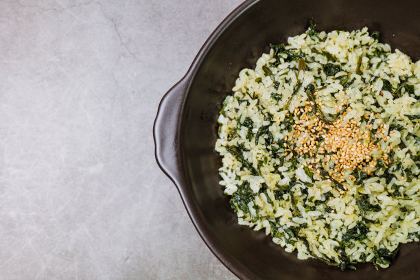 Gondeurenamulbap，韩国风格的蓟饭:用干燥的蓟(一种芳香的野生山野植物)在水中浸泡并挤压而成，这道菜配上用少许紫苏油煮熟的米饭，再浇上调味的蓟图片下载
