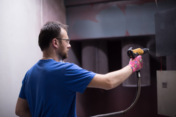 画家在画铁元素。工业油漆部分。金属设计图片下载