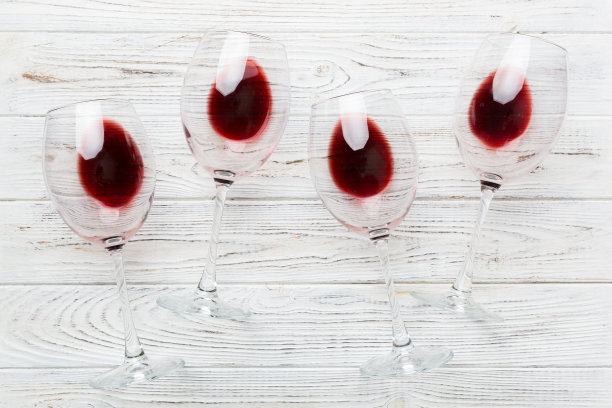 品酒会上很多杯红酒。红酒在彩色背景上的概念。俯视图，平面设计图片下载