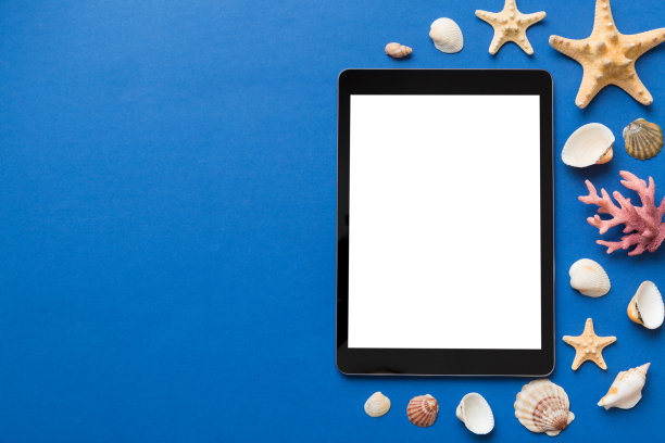 在彩色背景上与平板和海滩配件的平面组合。平板电脑与空白屏幕模拟与复制空间图片下载