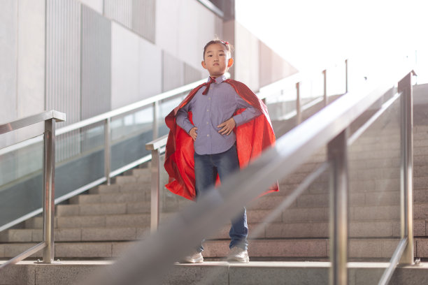 超级女孩双手叉腰图片下载