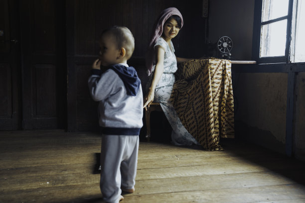 女时装设计师在家使用缝纫机图片下载