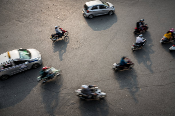 汽车和摩托车在柏油路的交通鸟瞰图图片下载