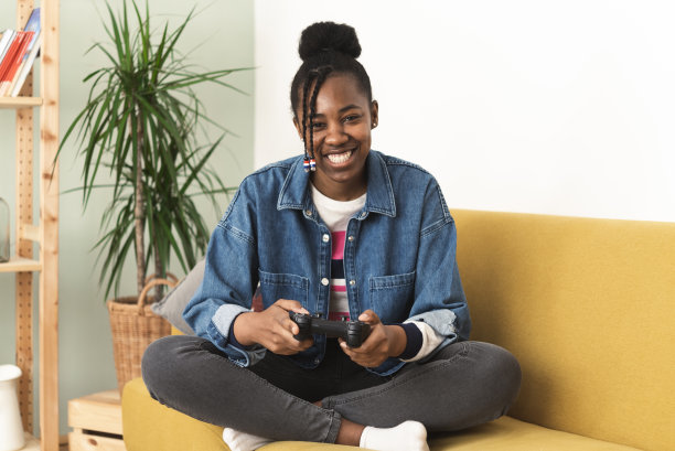 一个非裔美国女孩在家玩游戏的肖像图片下载