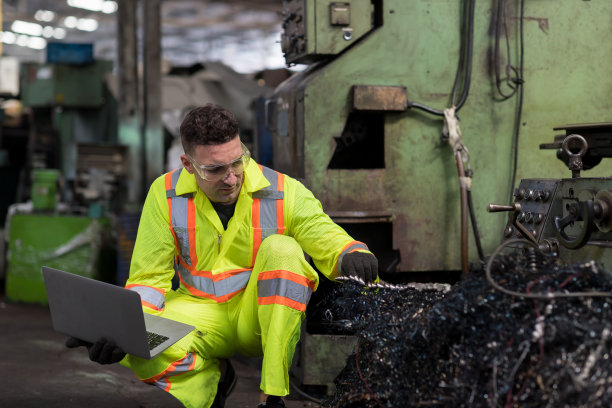 化学专家使用笔记本电脑在化工工厂的危险区域工作。图片下载