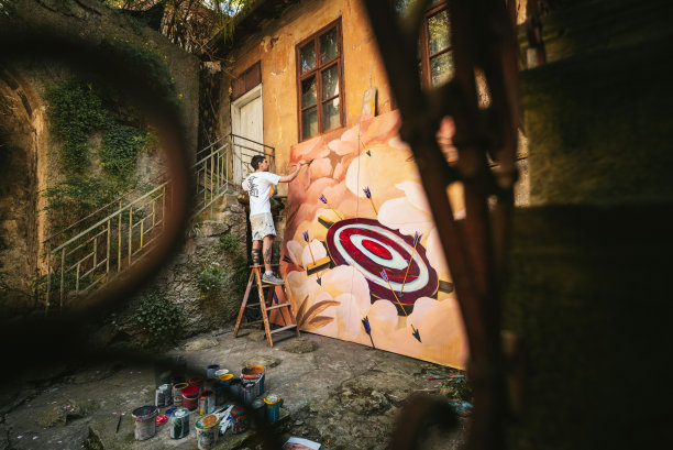 男艺术家正在画一幅巨画。图片下载