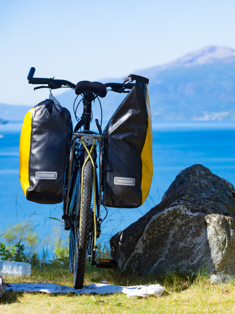 挪威，在大自然中背着鞍袋骑车图片下载