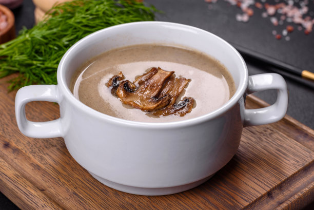 一种美味新鲜的浓汤，里面有面包屑、香料和香草图片下载