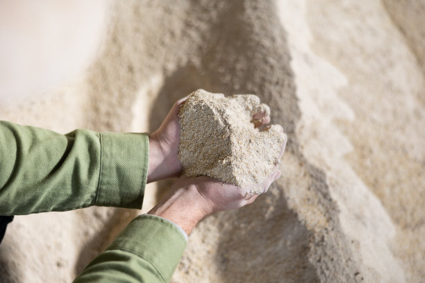 农民手里捧着一把玉米粉图片下载