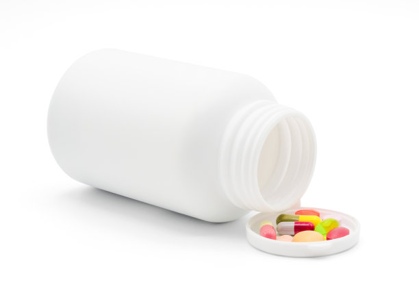 打开白色塑料药瓶，瓶盖与各种药物隔离在白色背景上，具有裁剪路径，医学和药物概念，正面视图照片图片下载