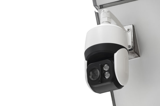安装在墙上的现代公共监控摄像头，白色背景隔离。全天候智能监控录像摄像机。具有剪切路径复制空间的监控概念。图片下载