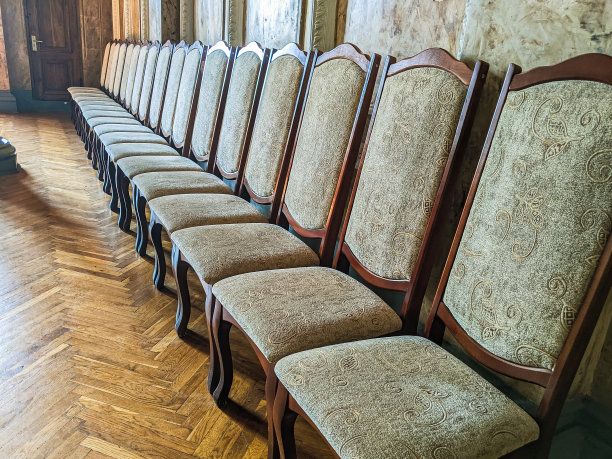 经典的椅子排成一排图片下载