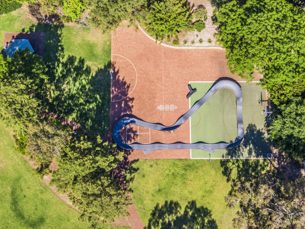 鸟瞰图便携式小轮车，公园运动场上的山地自行车打气筒轨道图片下载