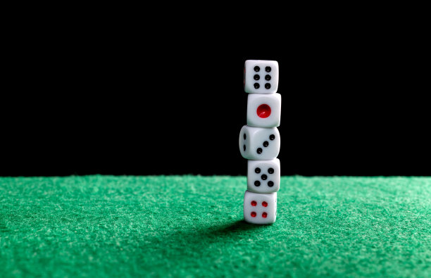 红色的骰子堆叠在赌桌上图片下载