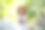 年轻女子在森林里收集松果图片下载