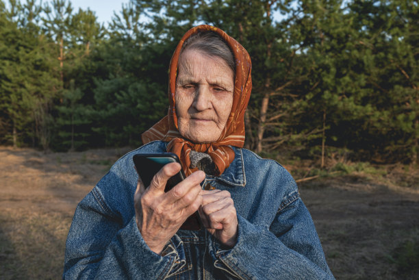 老年妇女按电话图片下载