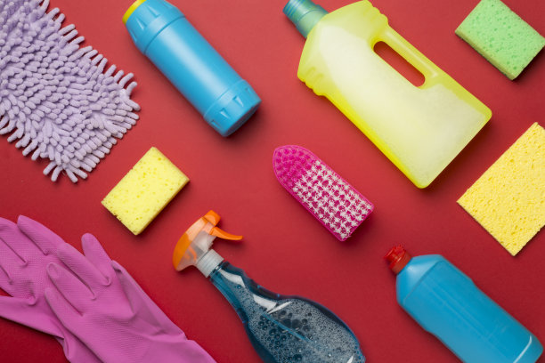 许多不同的房屋清洁产品的颜色背景，俯视图图片下载