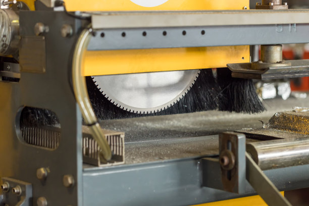 用于金属加工的金属银圆锯片，用作工业工具背景。台式锯用于切割钢材，金属加工用圆锯片。工业工具图片下载