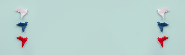 横幅两组三张纸折纸鸽子白色，蓝色和红色的光背景图片下载