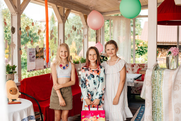 孩子们庆祝生日。图片下载