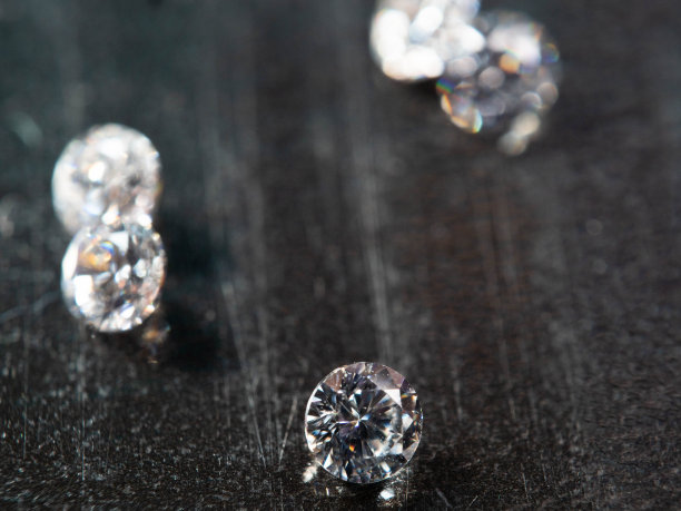 特写组多色钻石在黑色背景图片下载