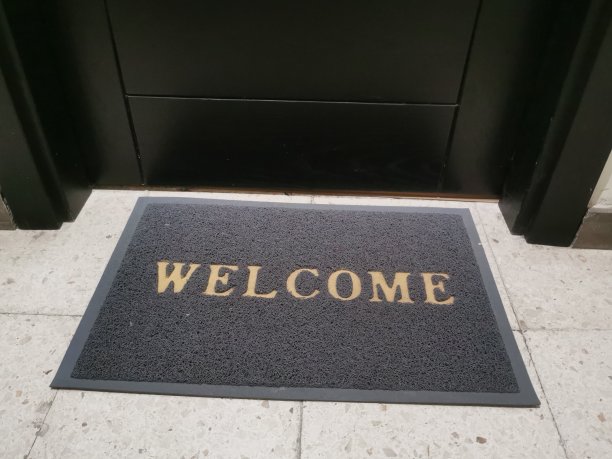 门口有欢迎地毯图片下载