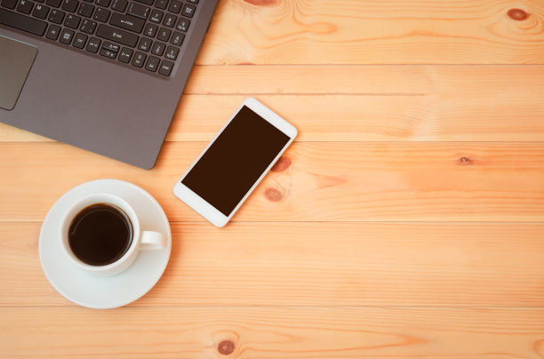 有键盘、智能手机和一杯咖啡的工作场所图片下载