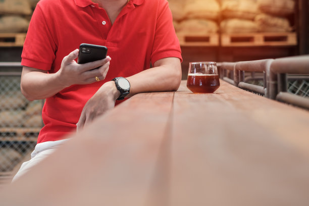 休闲商人手持智能手机发送短信，年轻人在咖啡馆或现代办公室打字。生活方式，技术，社交媒体和网络概念图片下载