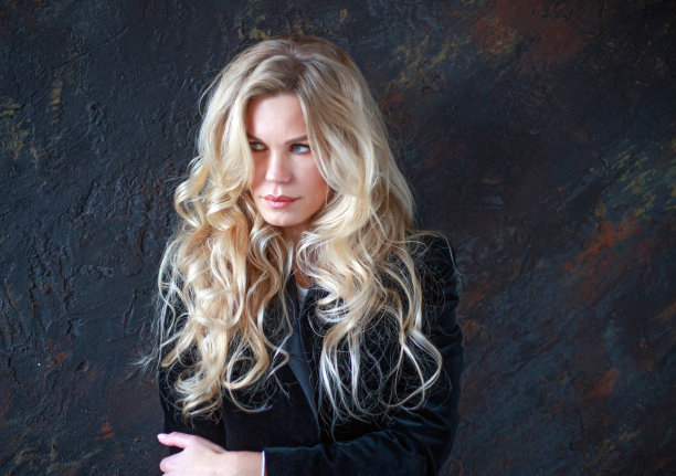 严肃而深刻的黑色西装商务女性，画室里美丽而富有情感的肖像图片下载