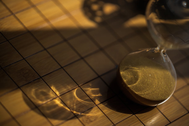 沙漏与金砂和焦散在戏剧性的照明图片下载