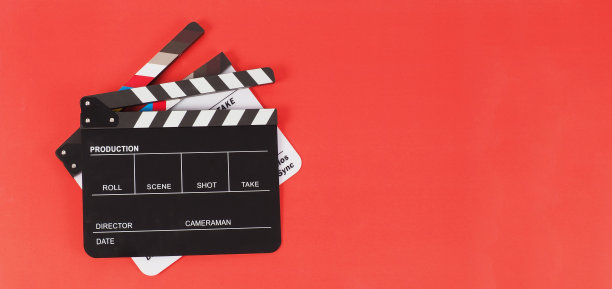 两个黑白拍板或电影石板在红色的背景。图片下载