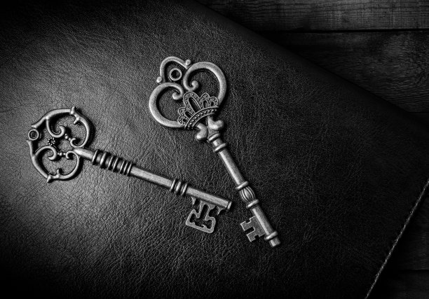 黑色背景上的古铜钥匙图片下载