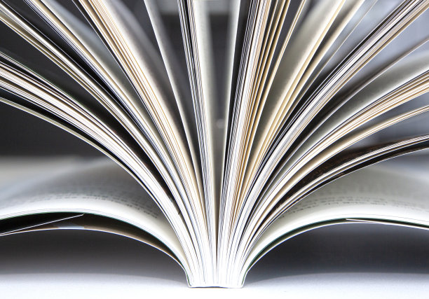 摊开的书图片下载