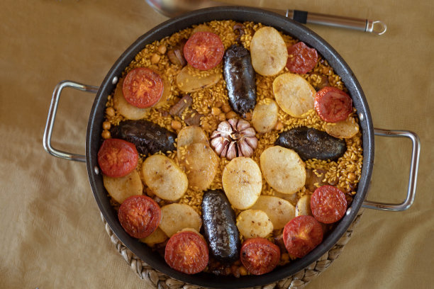 典型的西班牙米饭被称为“arroz al horno”，里面有米饭、土豆、西红柿、鹰嘴豆、大蒜和排骨图片下载