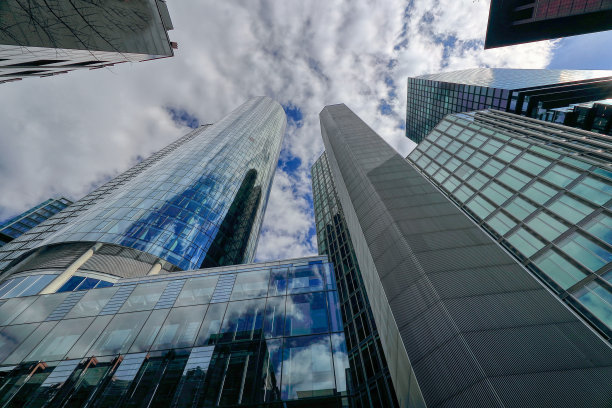 现代摩天大楼，公司和商业建筑在欧洲金融区，德国，法兰克福。多云的天空下高大的玻璃建筑的景色图片下载
