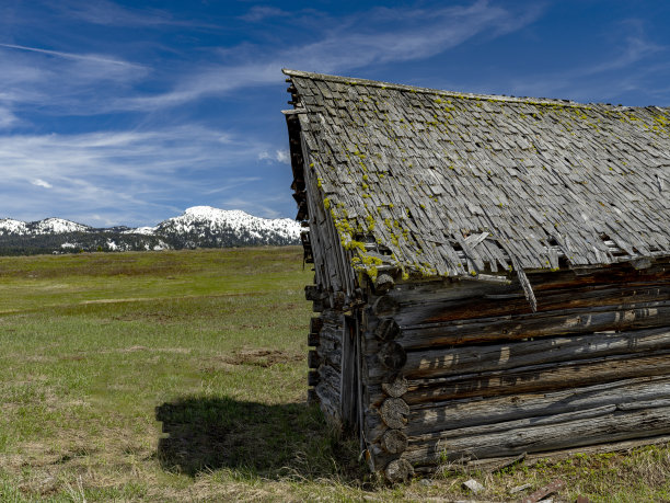 有雪山的乡村小木屋图片下载