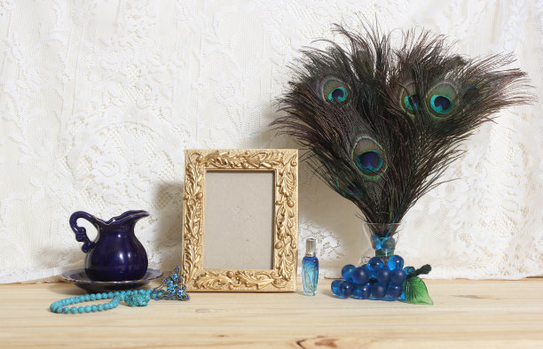 孔雀羽毛花瓶，蓝色珠宝和金色相框图片下载