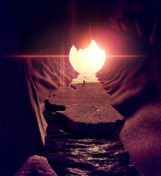 中世纪武士，身穿盔甲，手持长矛，望向地平线。在海上的洞穴。征服和发现图片下载