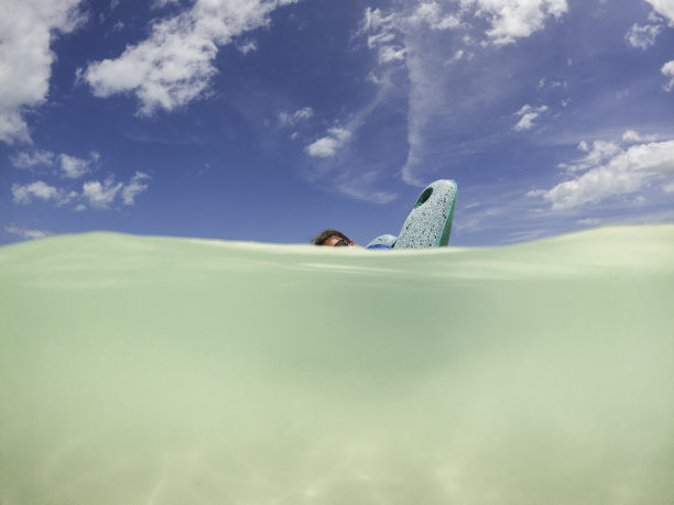 尤卡坦半岛霍尔博克岛，漂浮在海上的雌性奇特的局部视图图片下载