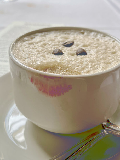 带着口红微笑的咖啡拿铁图片下载