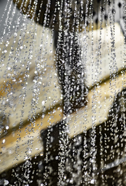 Close纹理从一个。淋浴水龙头流动的水图片下载