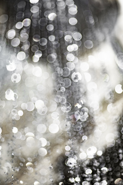 Close纹理从一个。淋浴水龙头流动的水图片下载