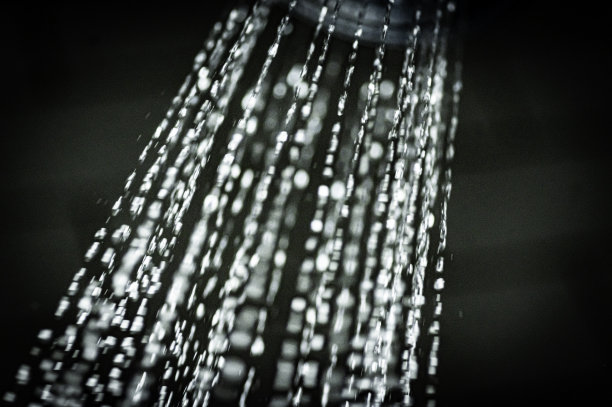 Close纹理从一个。淋浴水龙头流动的水图片下载