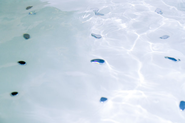 纹理热水浴缸中的水波和漩涡抽象背景图片下载